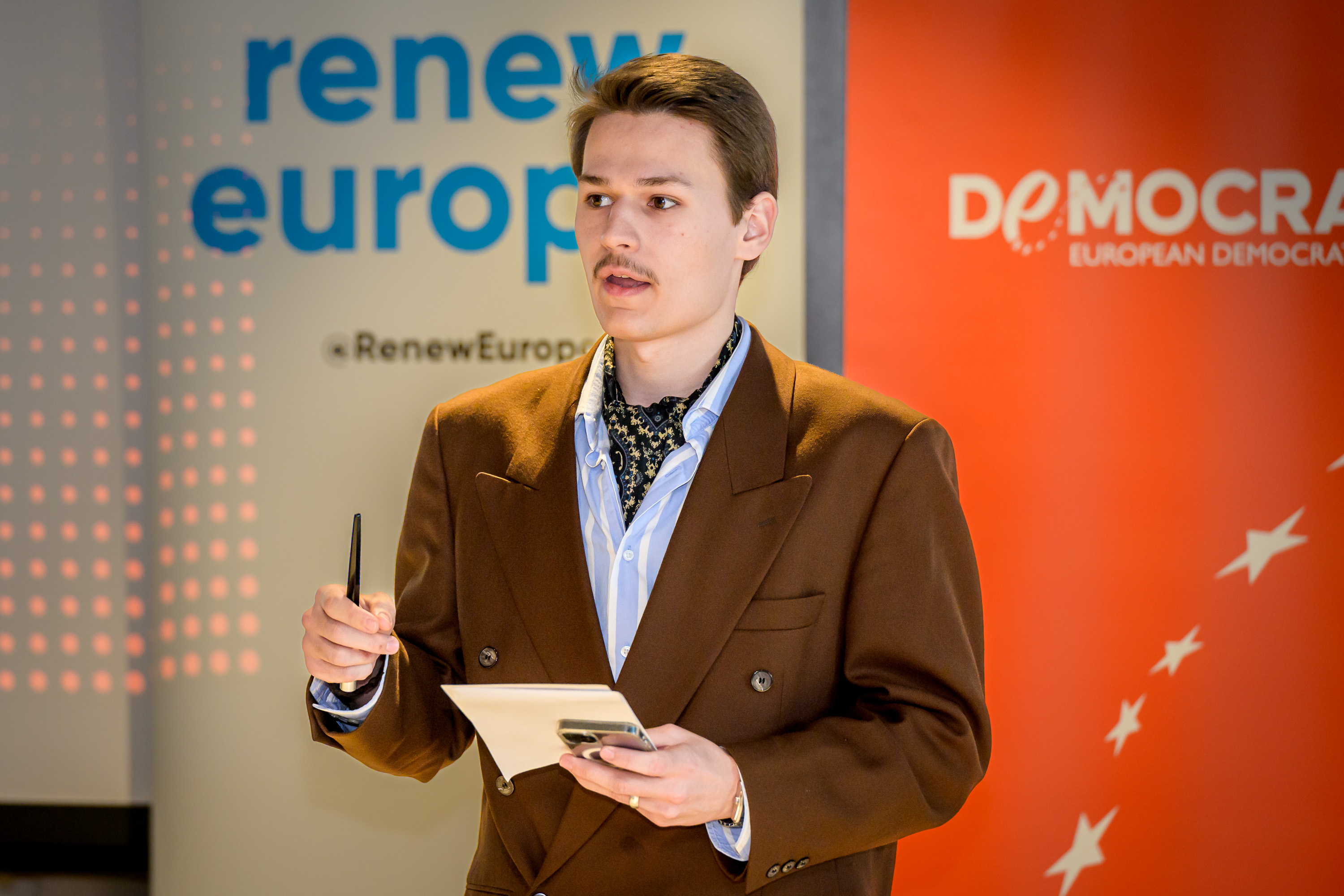 Mikka Ion Steinert spricht bei einem europäischen Demokraten-Event mit Renew Europe und Democrats-Backdrop